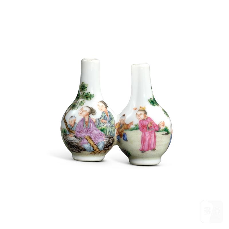 A famille-rose 'ladies and boys' double vase, Republican period | 民國 粉彩仕女嬰戲圖雙聯瓶 《乾隆年製》仿款 - 图2